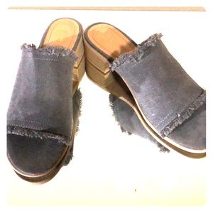 Universal Thread Sandal